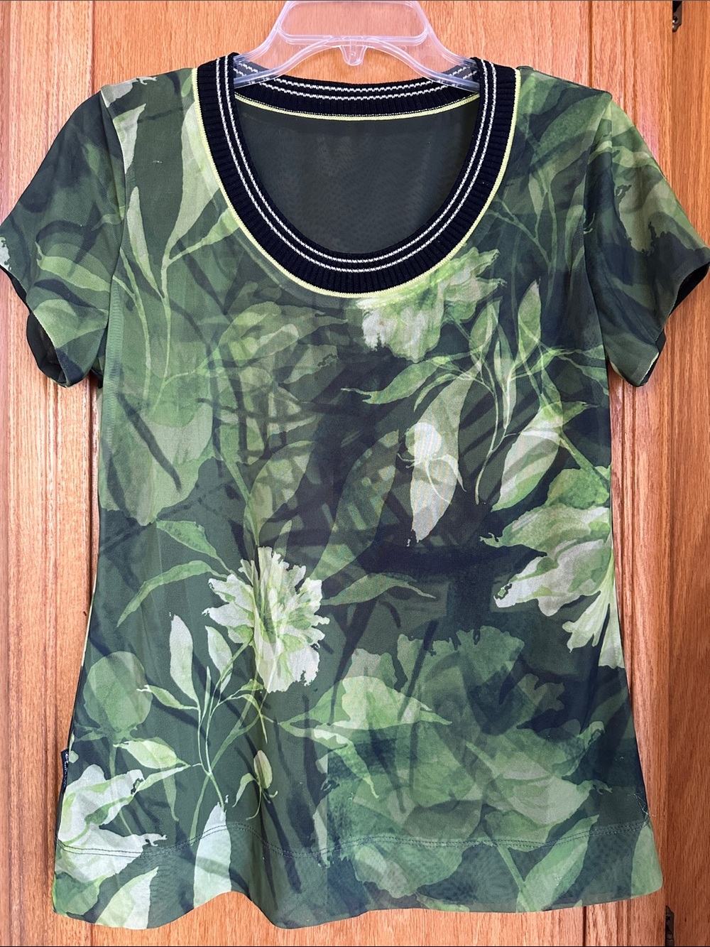 Island Vibe Green Floral Double Layered Mesh Short-Sleeve Top - Scoop Neck Sz M